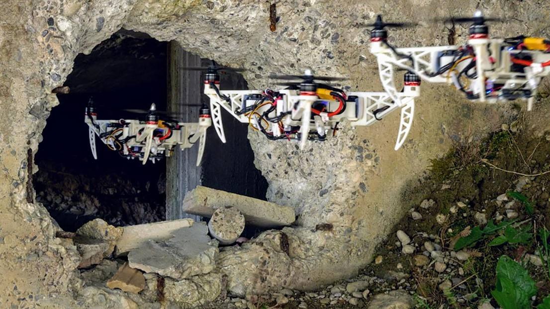 La capacité du drone à replier ses bras lui permet d'accéder à des passages étroits.