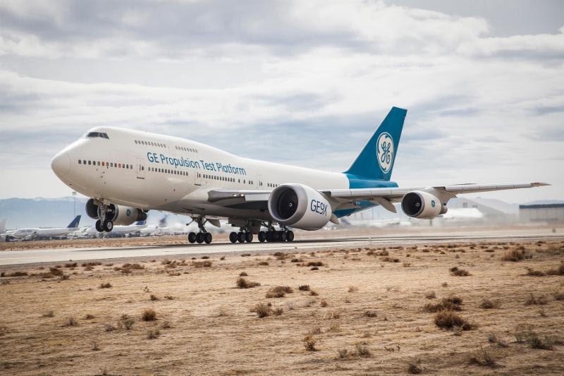 Le GE9X sous aile du 747 banc d'essais volant de General Electric, au cours du décollage du premier vol, le 13 mars 2018.