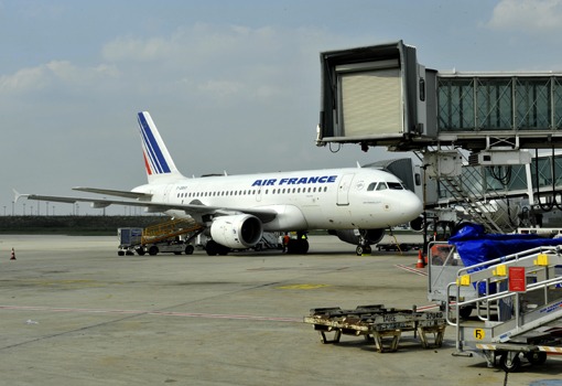 Sur les 1 405 départs volontaires annoncés, près de 800 concernent les aéroports parisiens et régionaux.