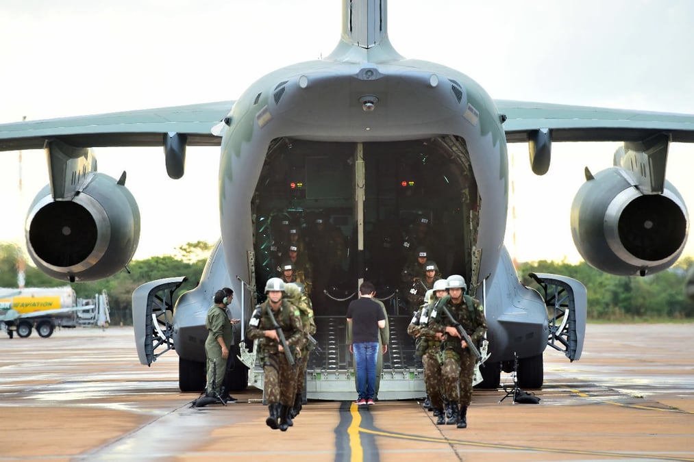 Embraer a procédé aux essais de désembarquement de troupes avec son KC-390.