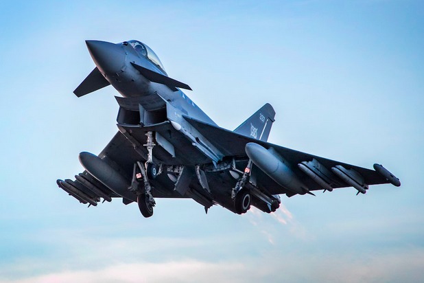 Un Typhoon de la RAF décolle avec quatre missiles Meteor.