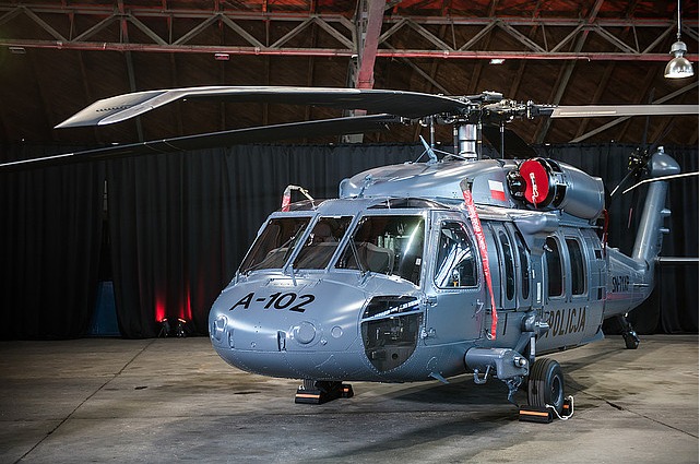 PZL a remis deux hélicoptères S-70i Black Hawk à la police polonaise.