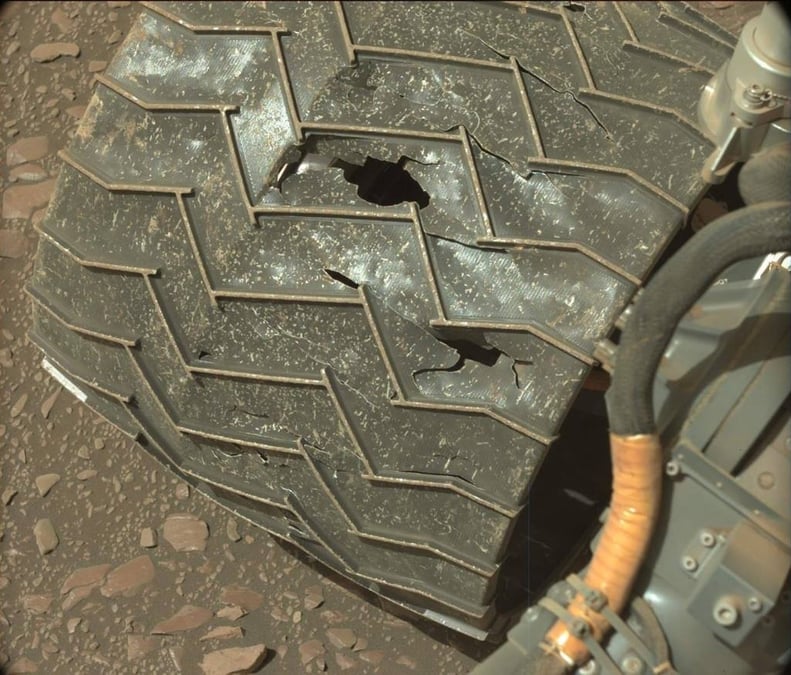 Les roues motrices de Curiosity sont régulièrement inspectées