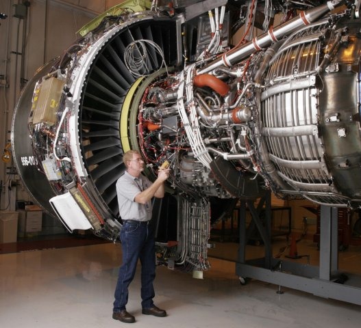 L'équipe du banc d'essai moteurs d'AFI KLM E&M à Roissy-CDG a réalisé avec succès les tests de corrélation du GEnx-1B. Pendant près d'une semaine, un moteur à performance stable fourni par KLM a tourné sur le banc. La corrélation consiste à comparer les p
