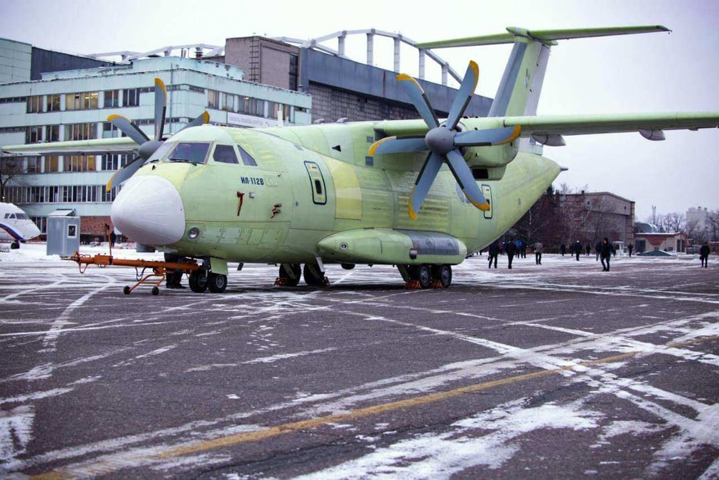 L'Iliouchine IL-112V se dirige vers les essais en vol.