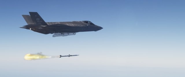 F-35-AIM_120-oct13-LockheedMartin