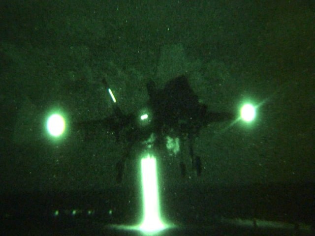 Atterrissage vertical d'un F-35B de nuit. La Grande-Bretagne verra ses F-35B opérationnels en 2018.