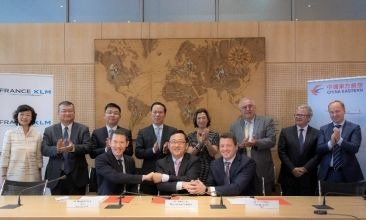 Au premier rang : Benjamin Smith (directeur général d'Air France-KLM), Liu Shaoyong (président du conseil d'administration de China Eastern Airlines) et Pieter Elbers, PDG de KLM