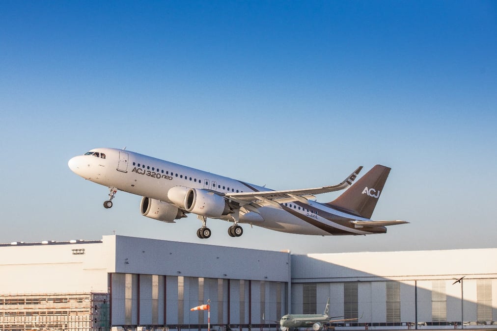 L'ACJ320neo, au décollage de Hambourg