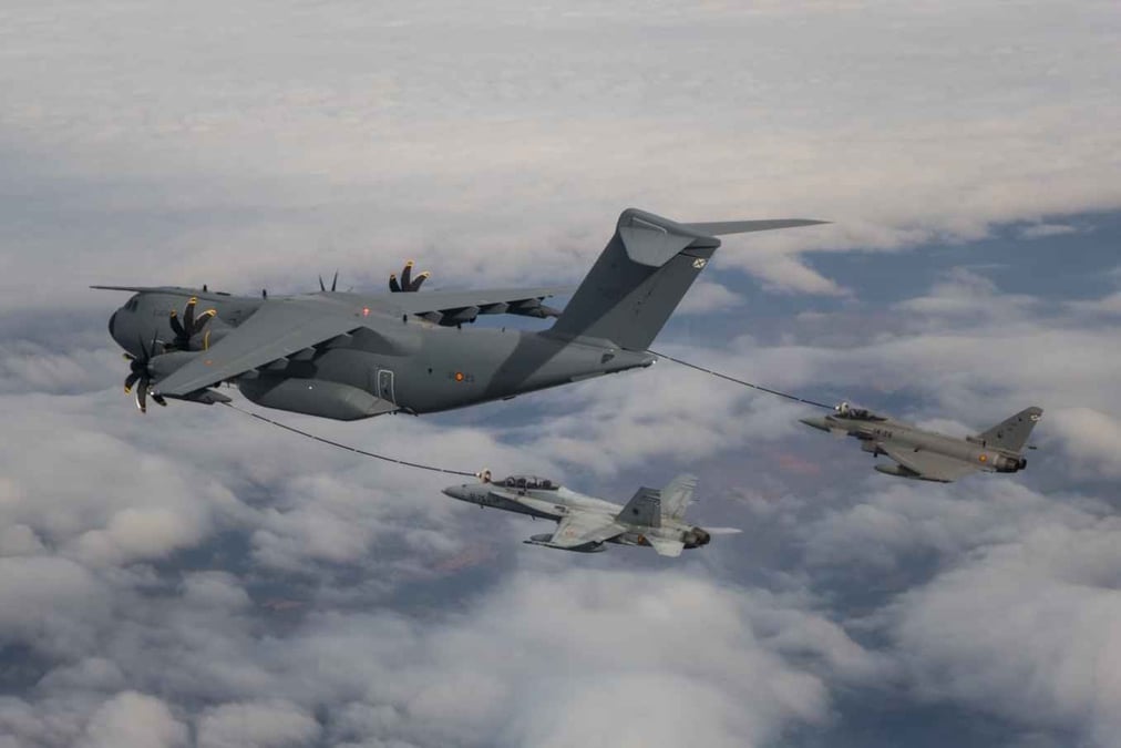 Un A400M espagnol ravitaille un Eurofighter Typhoon et un F-18.