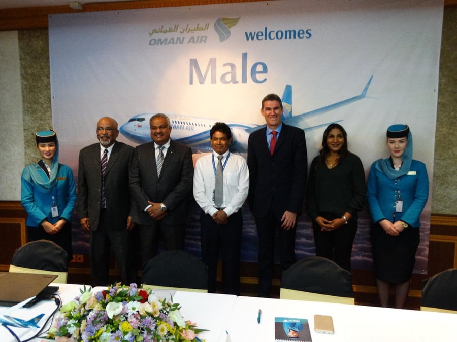 Paul Starrs, directeur commercial d'Oman Air (troisième en partant de la droite) lors de l'inauguration du vol Mascate-Malé