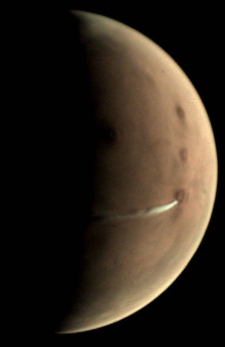Nuage allongé visible dans la région du volcan Arsia Mons, près de l’équateur martien