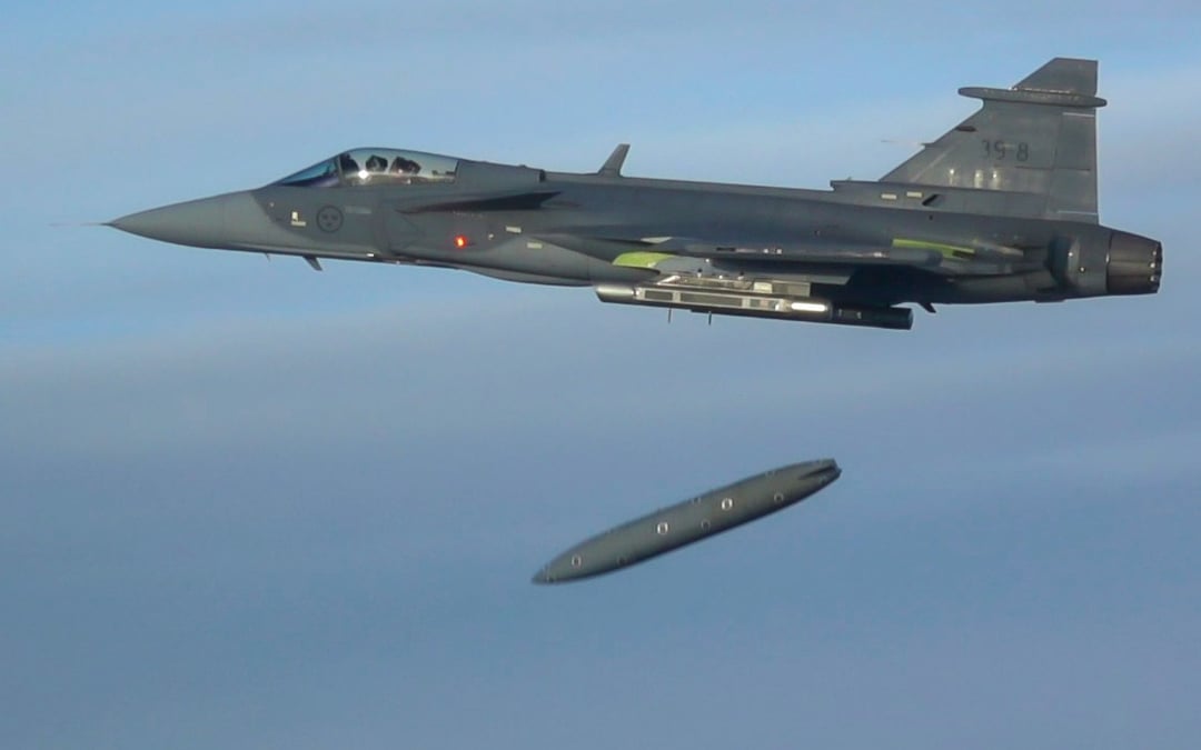 Le Gripen E largue un bidon pendulaire.