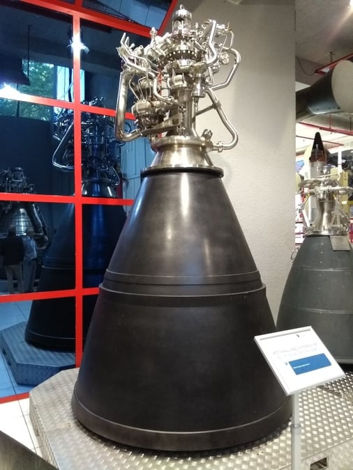 Maquette échelle 1 du moteur Vinci (4,2 m de haut) présentée au musée d'entreprise d'ArianeGroup de Vernon