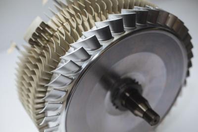 Le moteur ENGINeUS 45 de Safran a une puissance continue de 45kW. Il intègre une électronique de contrôle dédiée, dont le rendement est supérieur à 94%.