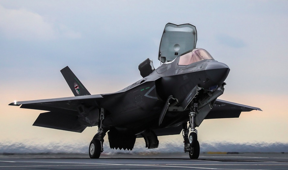 Un F-35B réalise un appontage court sur le Queen Elizabeth