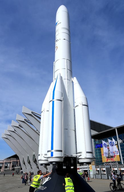 Installation d'une maquette de 17 m de haut à l'entrée du Centre de congrès de Brême, quelques jours avant l'IAC 2018