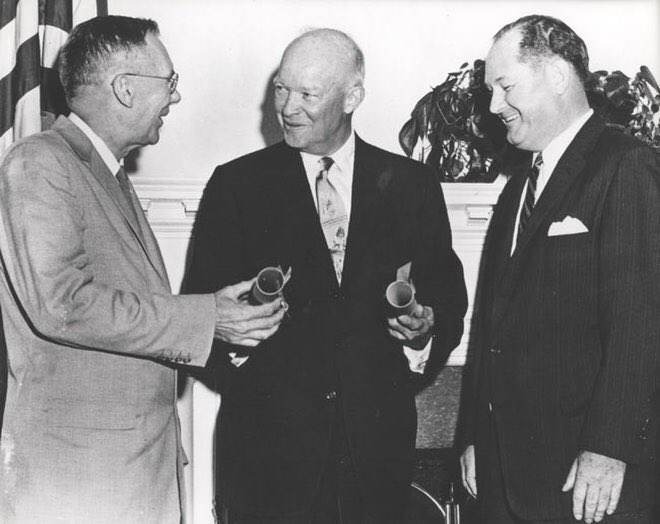 Dwight Roosevelt entouré de T. Keith Glennan (à droite), premier administrateur de la NASA, et de Hugh L. Dryden (à gauche), administrateur adjoint.
