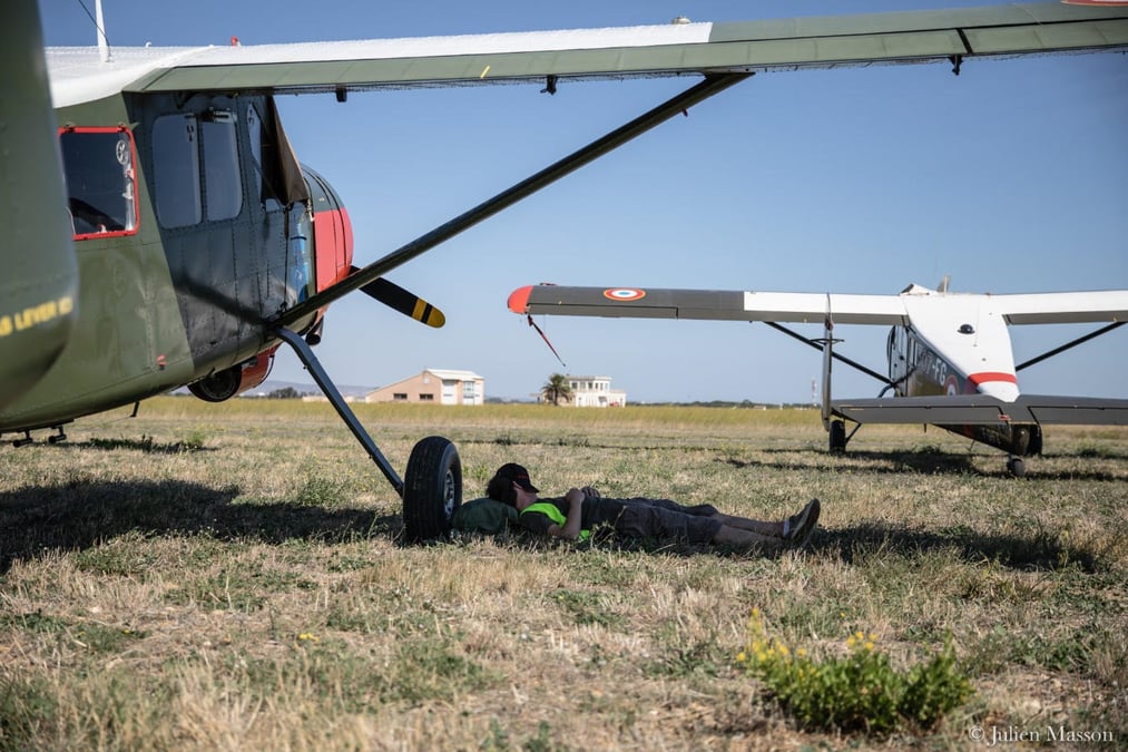Broussard et équipage au repos lors d'une escale du Raid Latécoère.