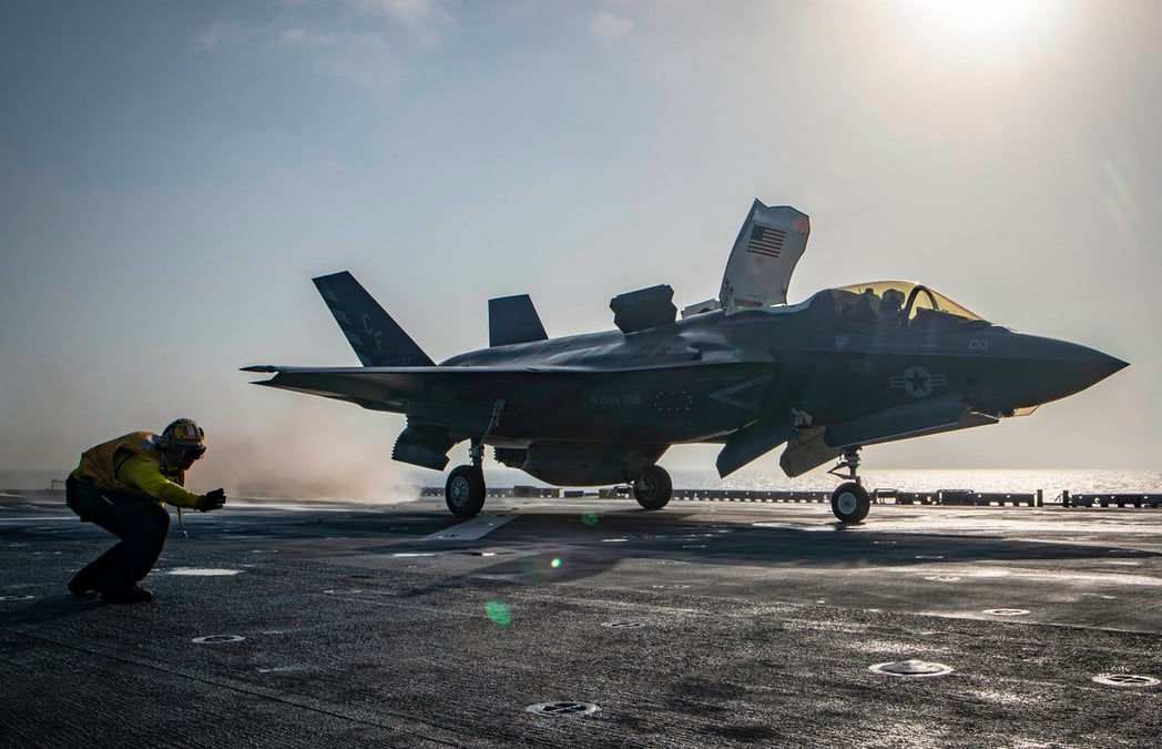 Un F-35B, déployé sur l'USS Essex, part en mission.