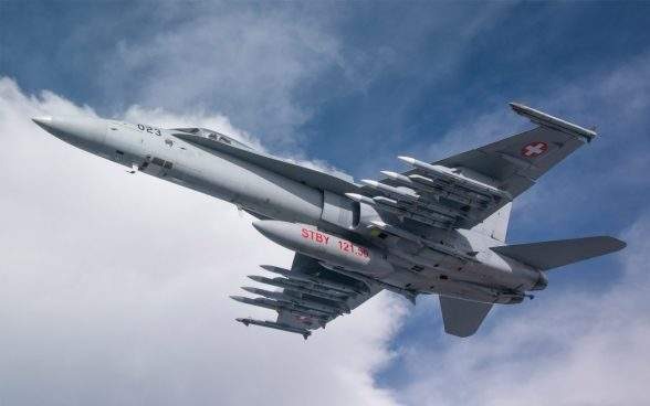 Deux F/A-18C/D sont mobilisés en Suède pour des tirs de vérification.