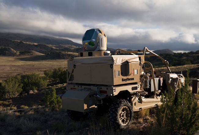 Le laser de Raytheon monté sur un véhicule tout terrains