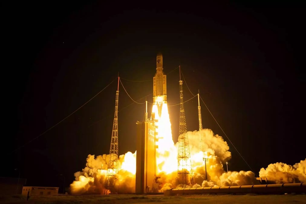 Ariane_5_VA261_liftoff_pillars