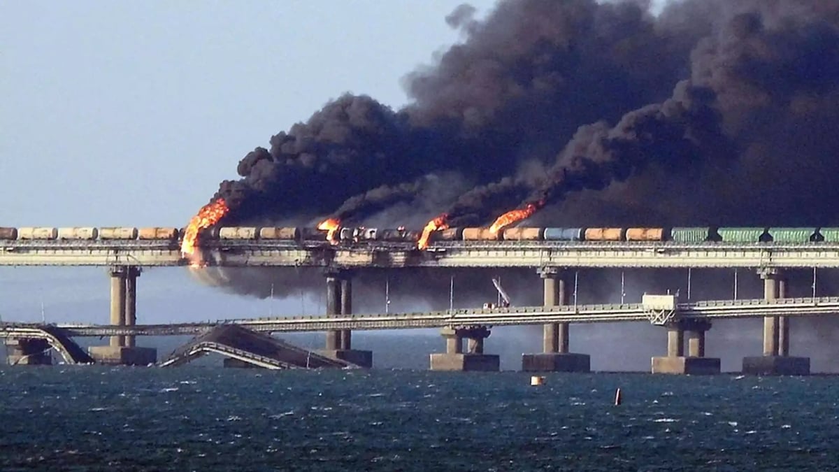 Octobre 2022, les ponts routiers et ferroviaire de Crimée sont détruits ou sérieusement endommagés suite à l'explosion d'un camion.