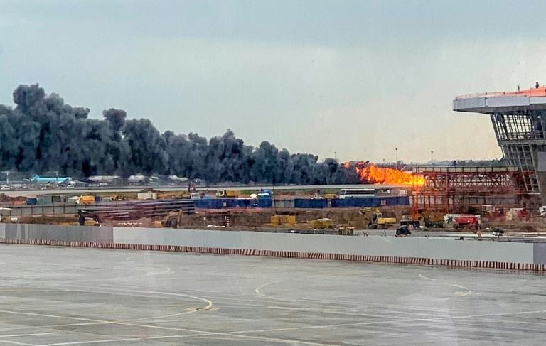 Le panache de fumée du Sukhoi Superjet 100 d'Aeroflot en feu sur le tarmac de Moscou-Cheremetievo.