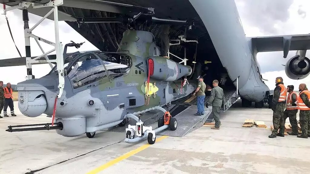 Sortie d'un des deux AH-1Z Viper tchèques du C-17 Globemaster de l'USAF.