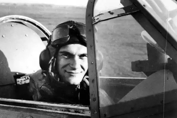 René Mouchotte à bord de son chasseur Hawker Hurricane de la RAF.