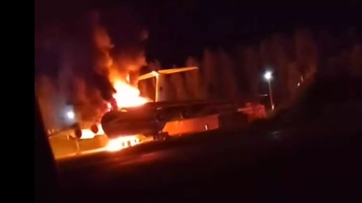 Il-76 Candid russe en feu sur l'aéroport de Pskov.