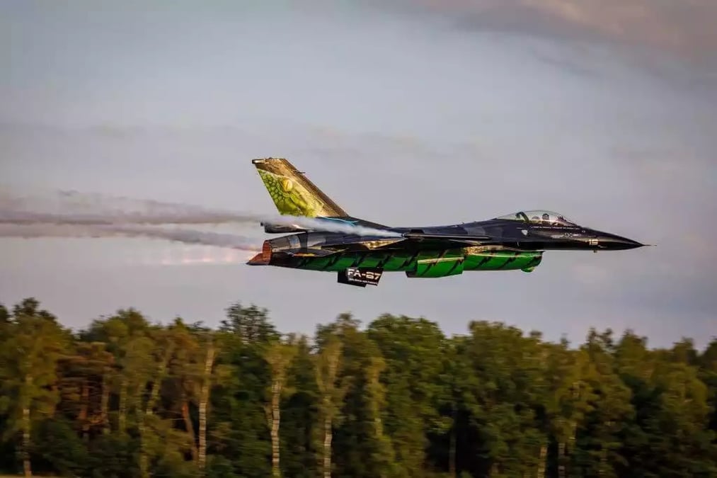 F-16 Solo Display Dream Viper en basse altitude.