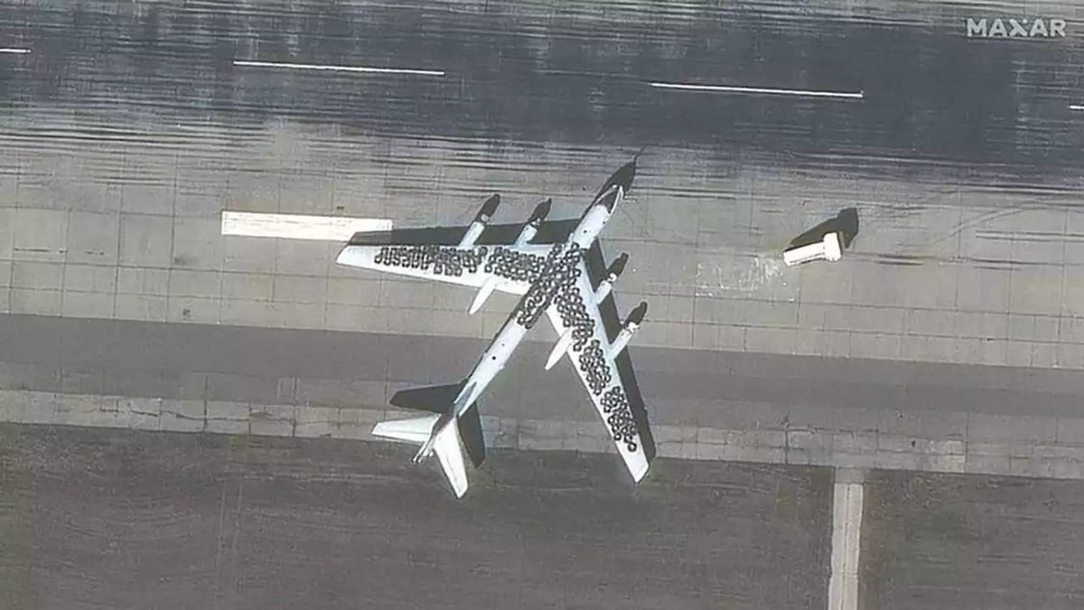 Bombardier stratégique Tu-95 russe recouvert de pneus sur la base aérienne d'Engels-2. L'avion n'est pas opérationnel car ses hélices ont été retirées.