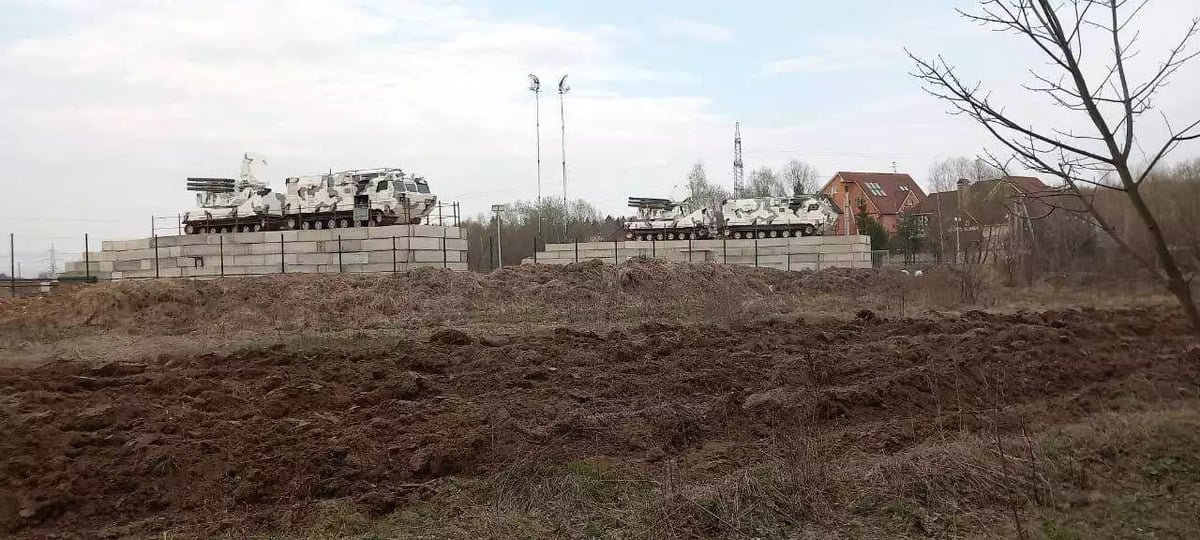 Deux Pantsir-SA sur des monticules dans la banlieue de Moscou.