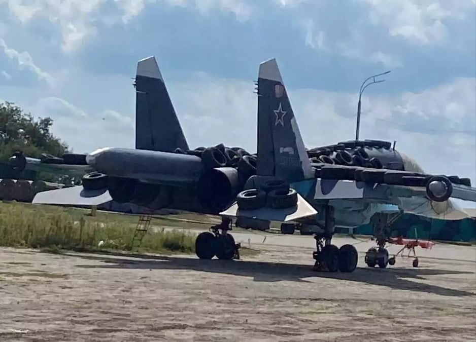 Su-34 Fullback russe recouvert de pneus.