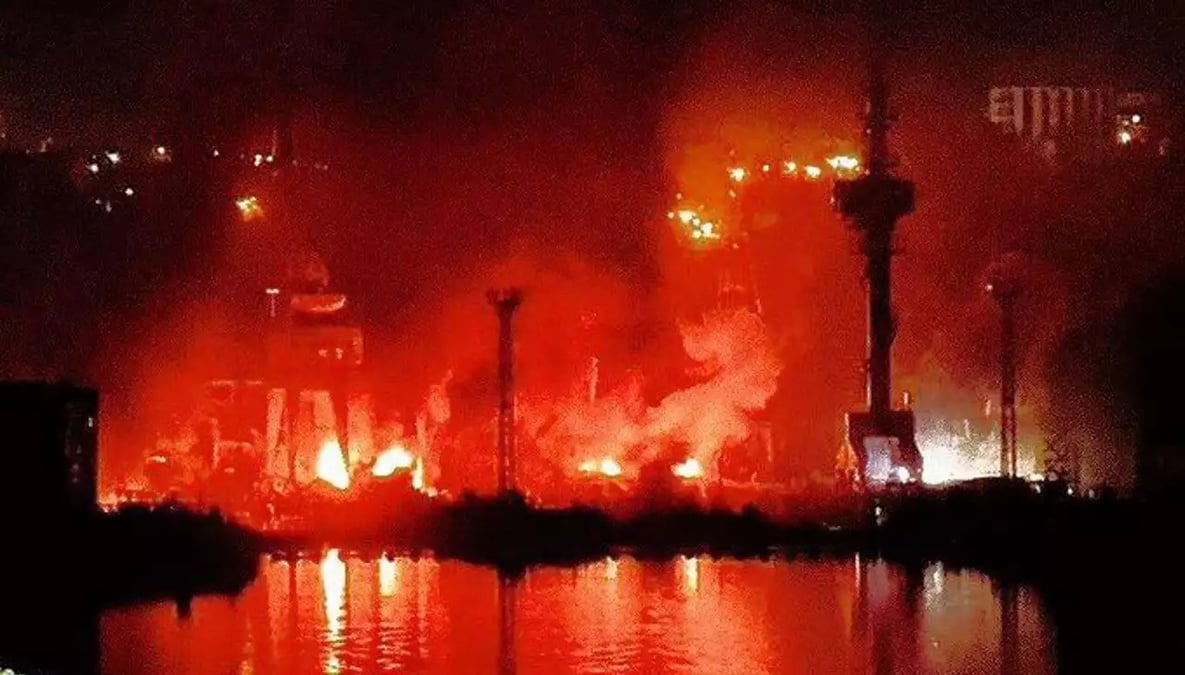 Incendies en cours dans deux cales sèches de Sébastopol après une attaque ukrainienne (12-13 sept. 2023).