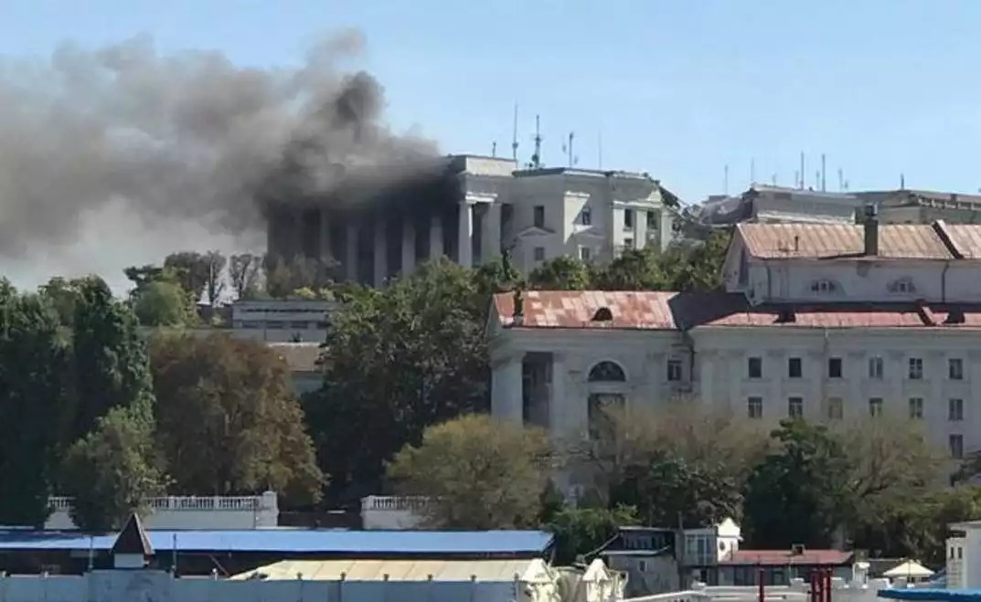 QG de la Flotte russe de la mer Noire en feu après une attaque de missile ukrainien. Il est possible de voir que la façade est s'est effondrée.