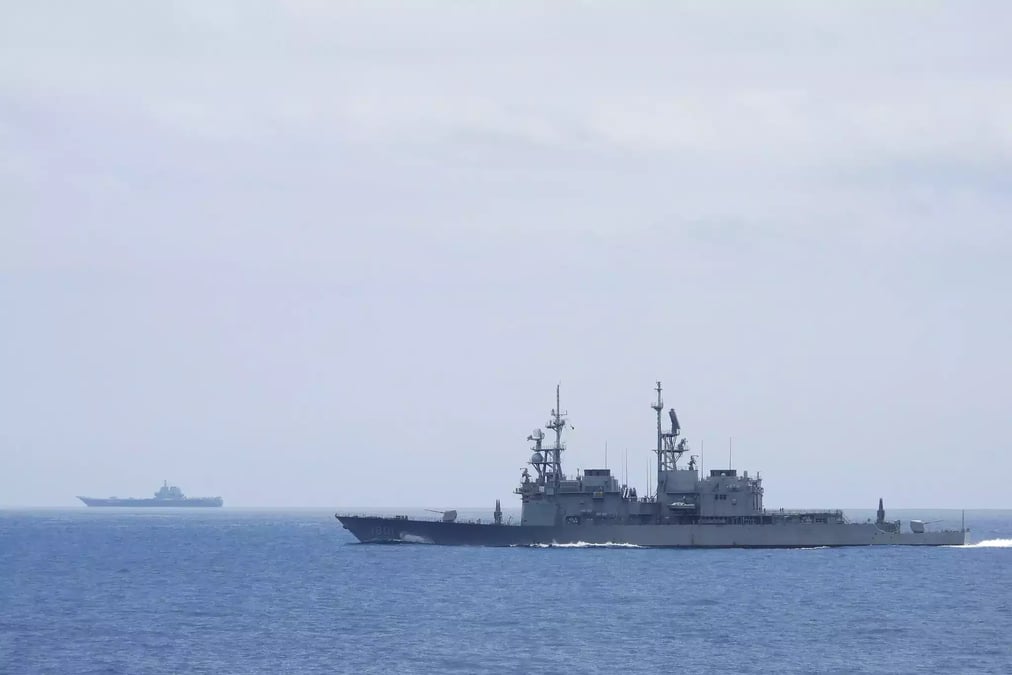un navire de guerre taïwanais surveillant le Shandong, un porte-avions chinois