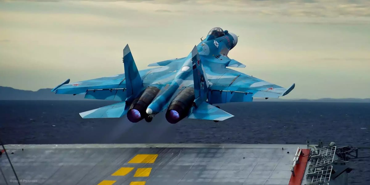 Avion de combat Su-33 lancé depuis le pont d'envol du porte-avions russe Amiral Kouznetsov.