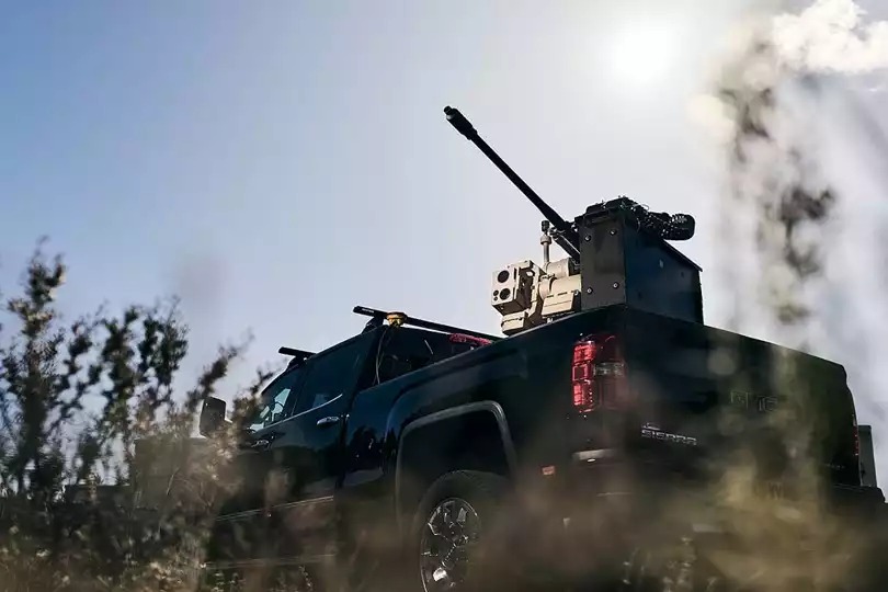Canon anti-drones Slinger posé sur le coffre d'un pick-up GMC Sierra.