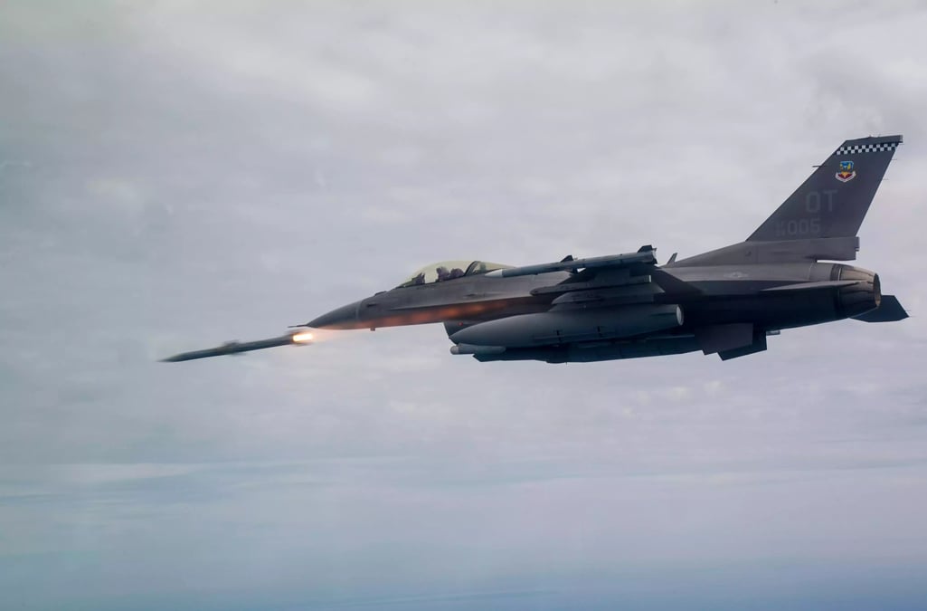 Tir d'essai d'un missile air-air AIM-120 AMRAAM par un F-16C (19 mars 2019).