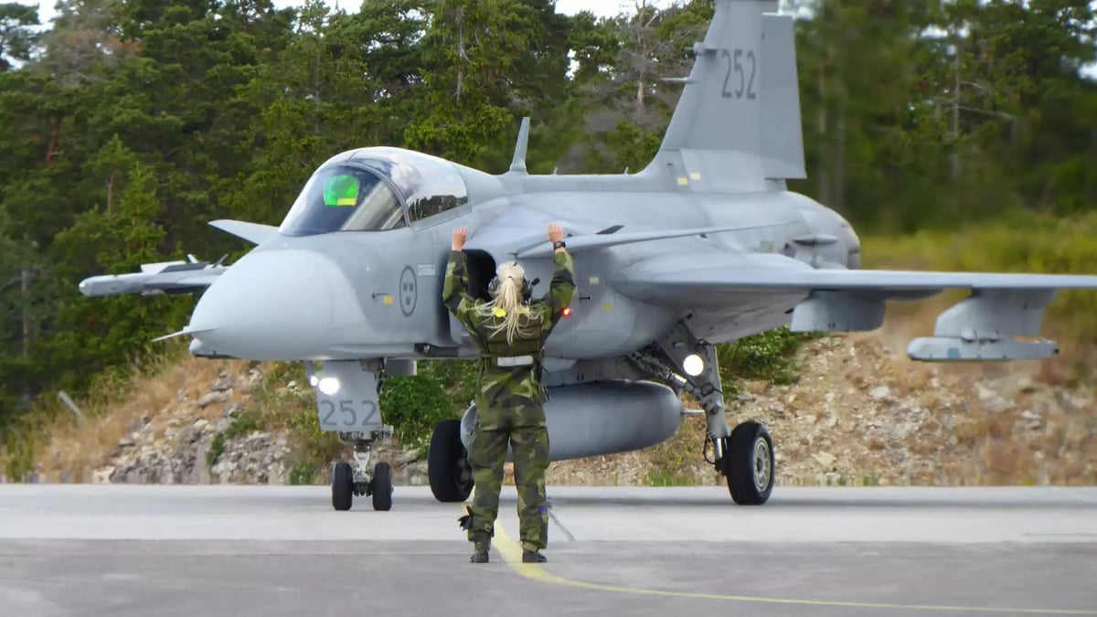 JAS 39 Saab Gripen suédoise en retour de mission.