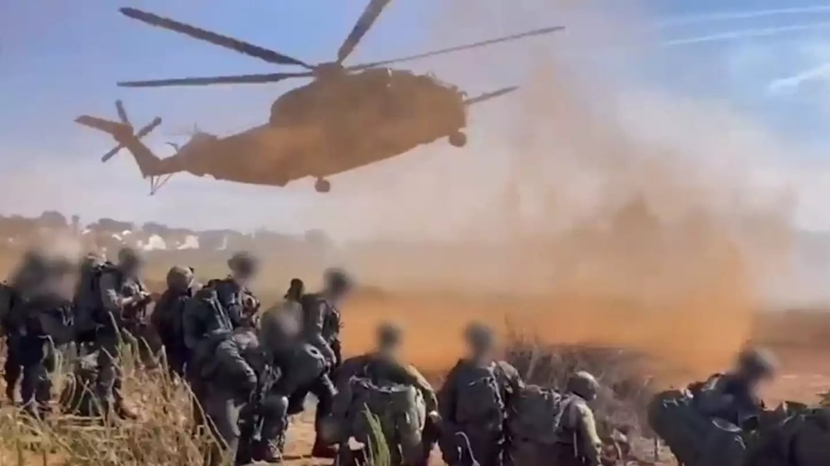 Deux hélicoptères de transport lourd CH-53 israéliens sur le point de transporter des soldats vers le sud-ouest d'Israël.