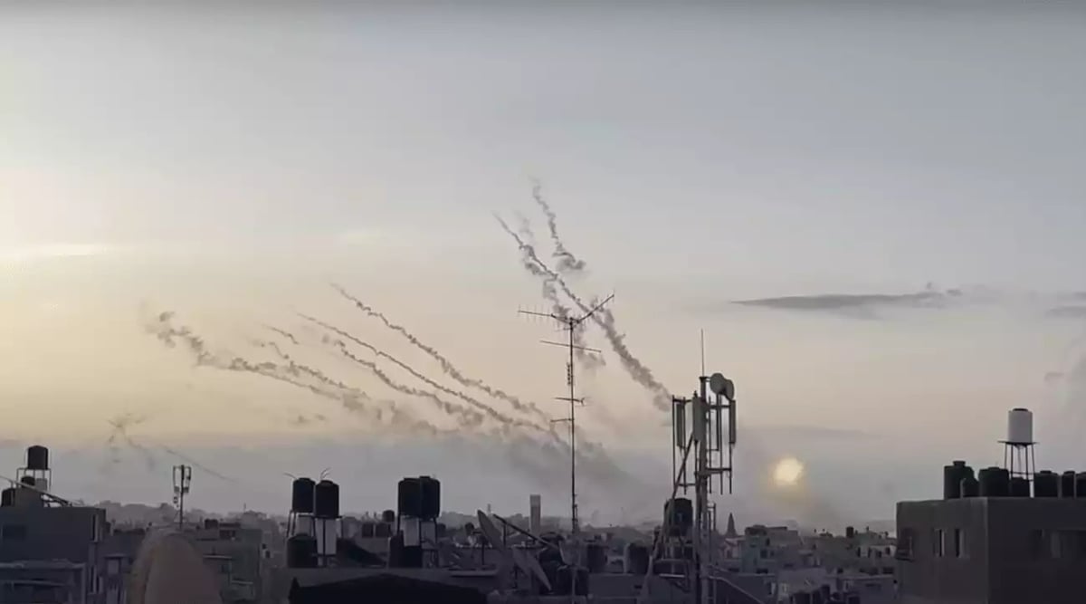 Capture d'écran d'une vidéo filmant des tirs de roquettes depuis la bande de Gaza, le 7 octobre.