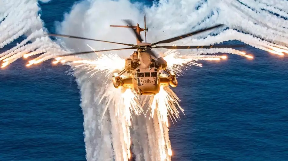 Un CH-53 Yasur 2025 israélien tirant des leurres therminques pendant un exercice en 2021.