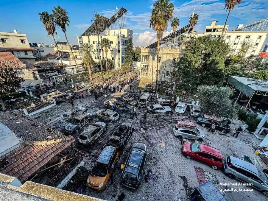 Photographie du parking de l'hôpital al-Ahli, au lendemain de l'explosion.