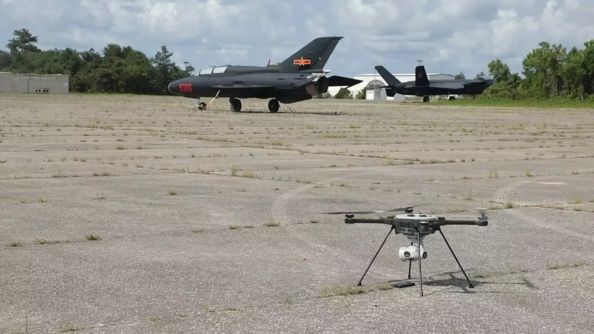 Drone R-80D SkyRaider et répliques de J-7 et J-20 chinois.