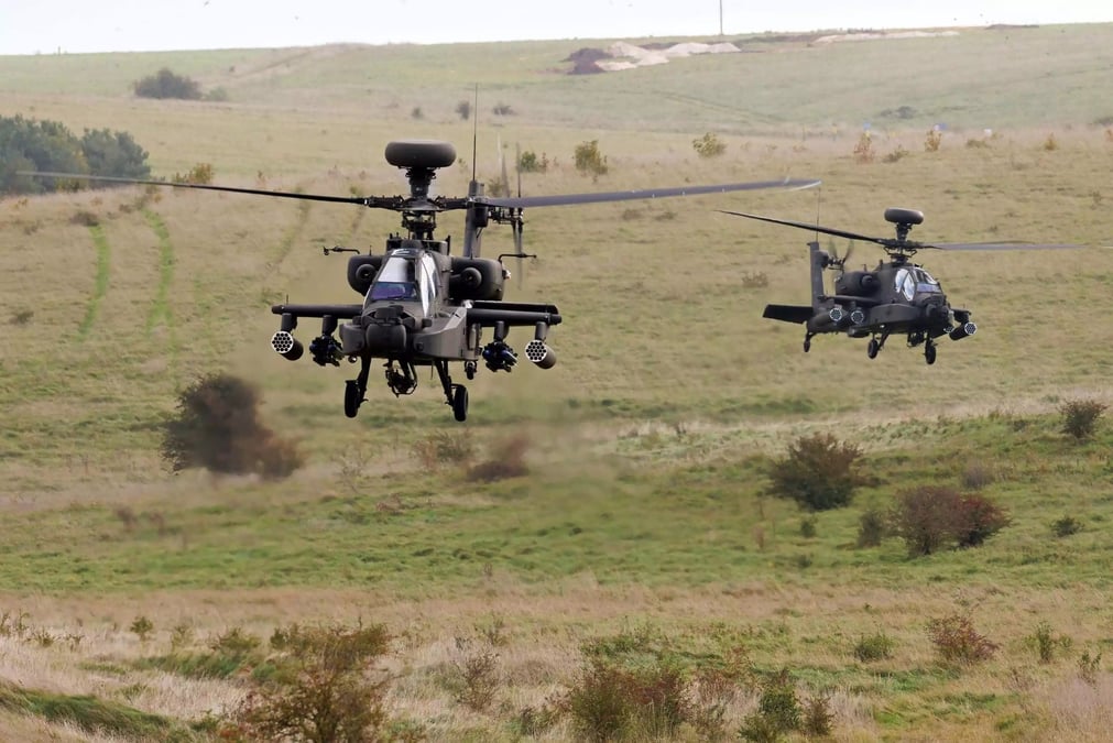 Démonstration de deux AH-64E anglais durant l'exercice Iron Titan.