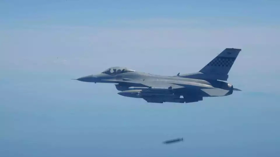 F-16 Fighting Falcon de l'USAF durant un entrainement au largage d'une GBU-39 SDB en Corée du Sud (21/05/2015).